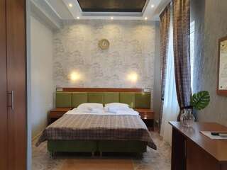 Гостиница Андорра Краснодар Улучшенный номер с кроватью размера king-size-1