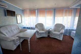 Гостиница Андорра Краснодар Двухместный номер Повышенной Комфортности с 1 кроватью или 2 отдельными кроватями и дополнительной кроватью-3